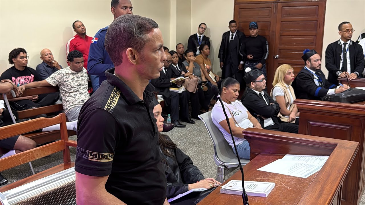 Ahora mismo en el palacio de justicia 15 año le canta  a estés señor en San Francisco de Macorís 