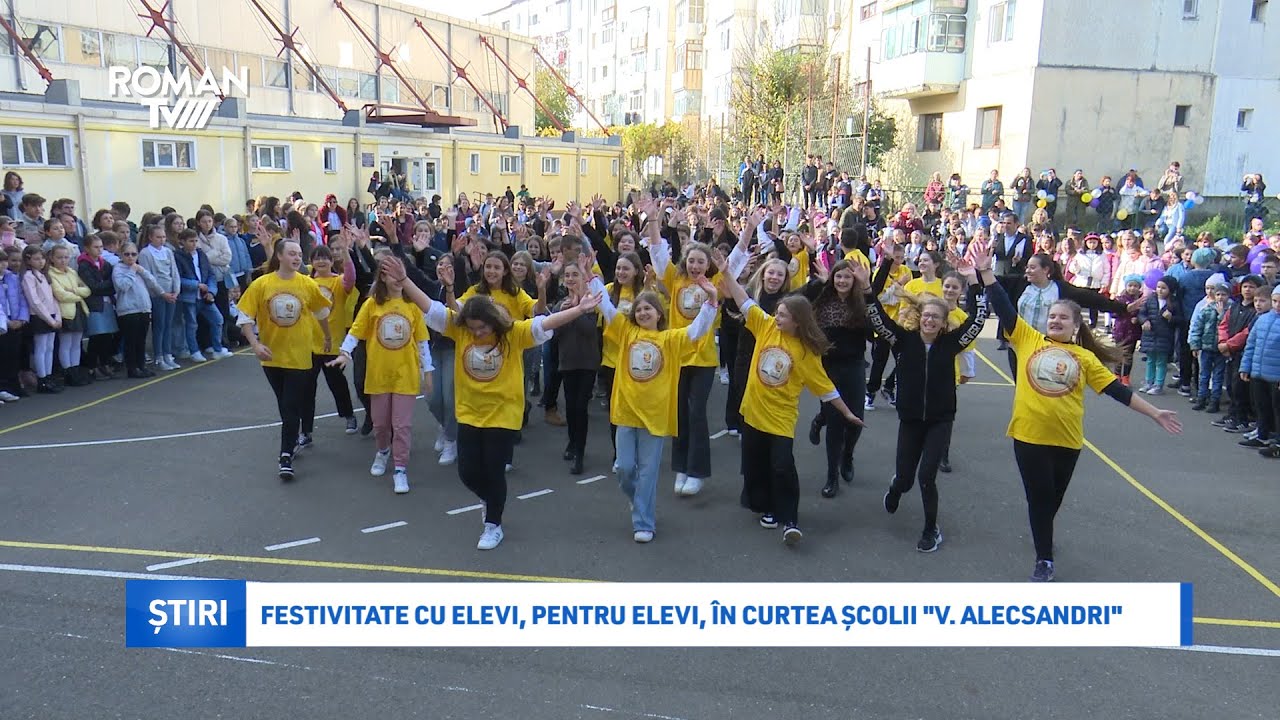 Festivitate cu elevi, pentru elevi, în curtea Școlii 