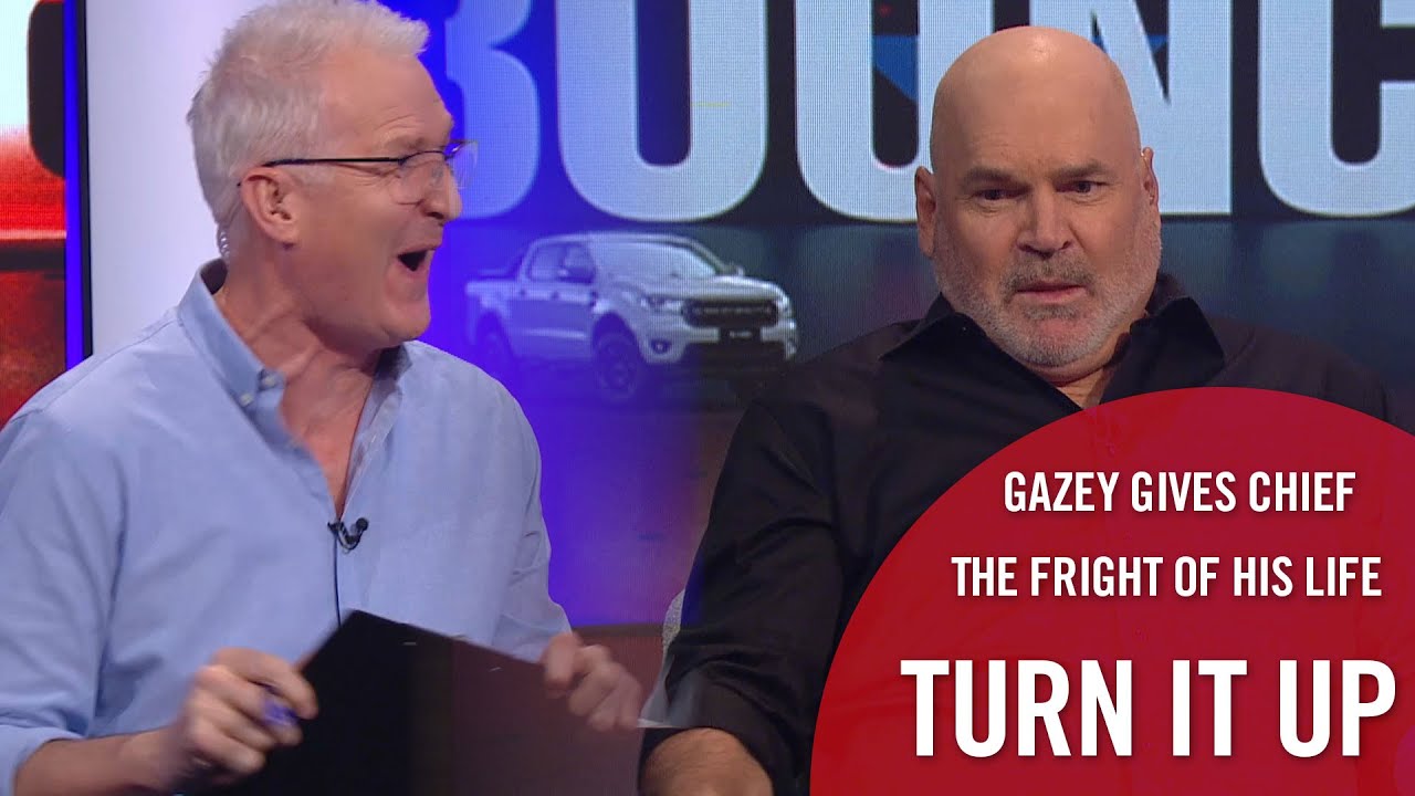 Andrew Gaze gives Jason Dunstall the fright of his life! I Turn it up I Bounce