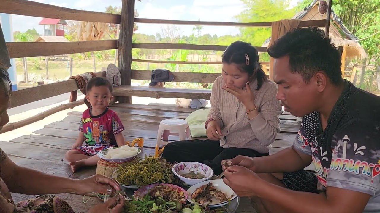 ตำบักหอยทอดปลานิล​กินข้าวเที่ยง​วันนี้เด็กๆไม่อยู่​