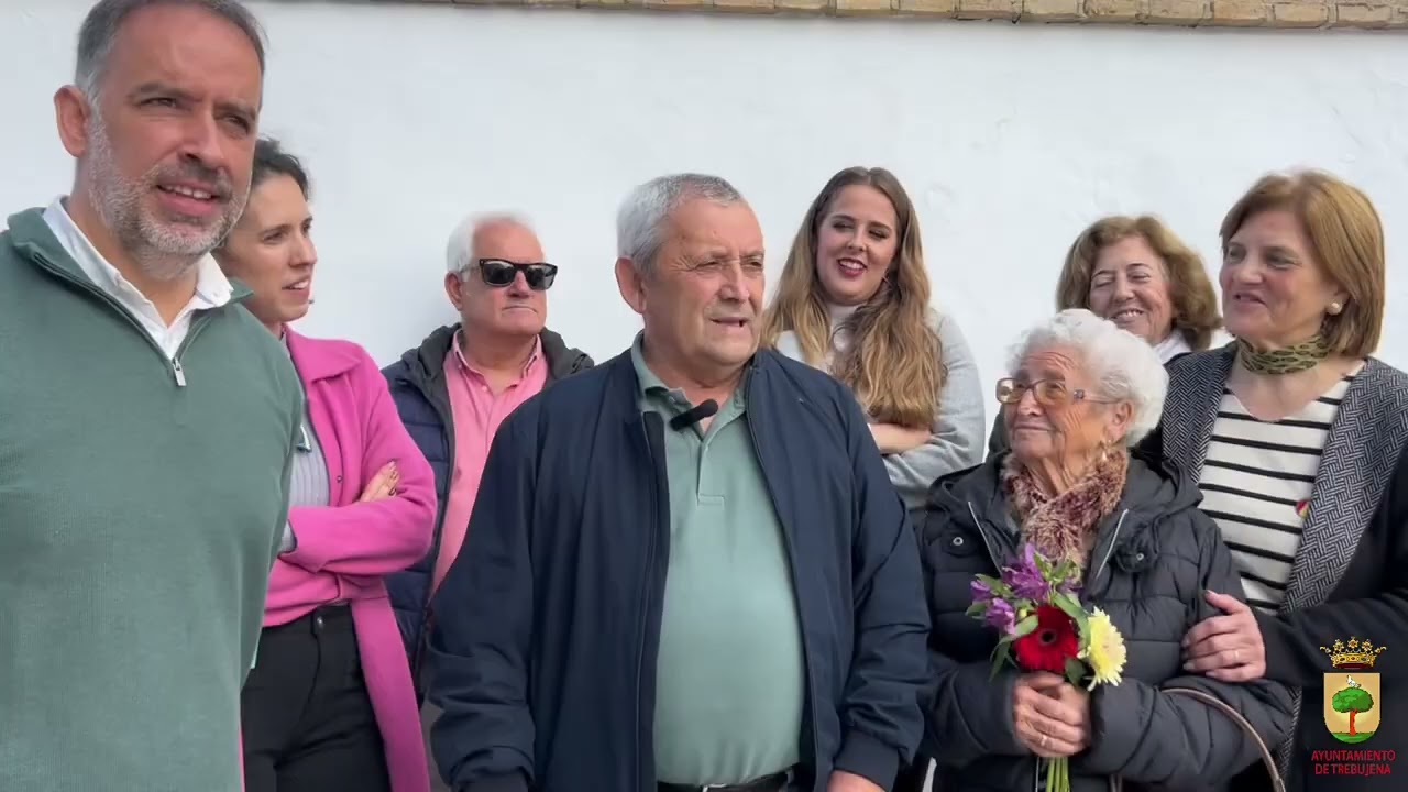 Concha Cano conoce los restos de su padre. Fosa común del cementerio de Trebujena.