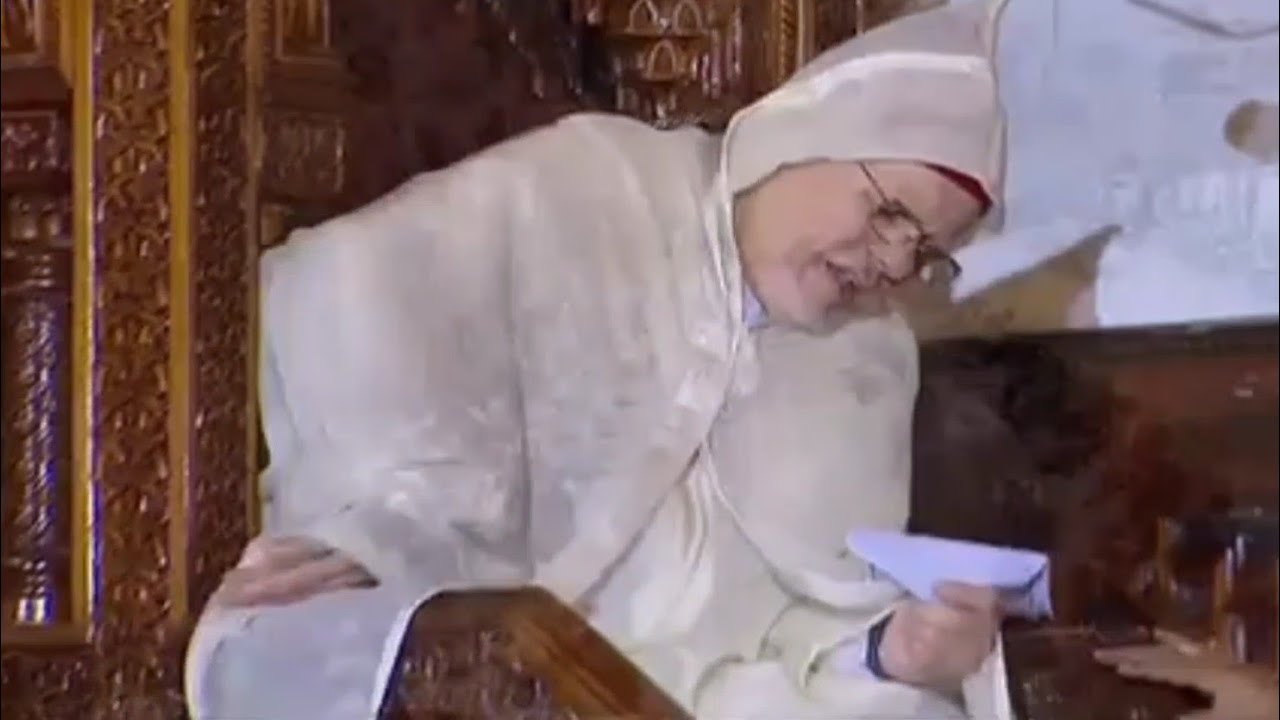 خطبة اليوم الجمعة بمسجد حسان لحظة وقوع الإمام شافاه الله وعافاه 