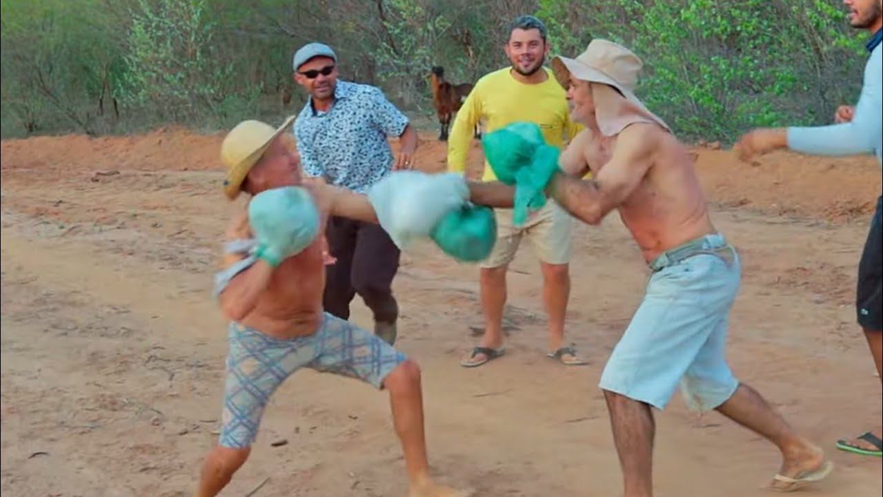 seu mane e seu antonio travam uma luta de boxe