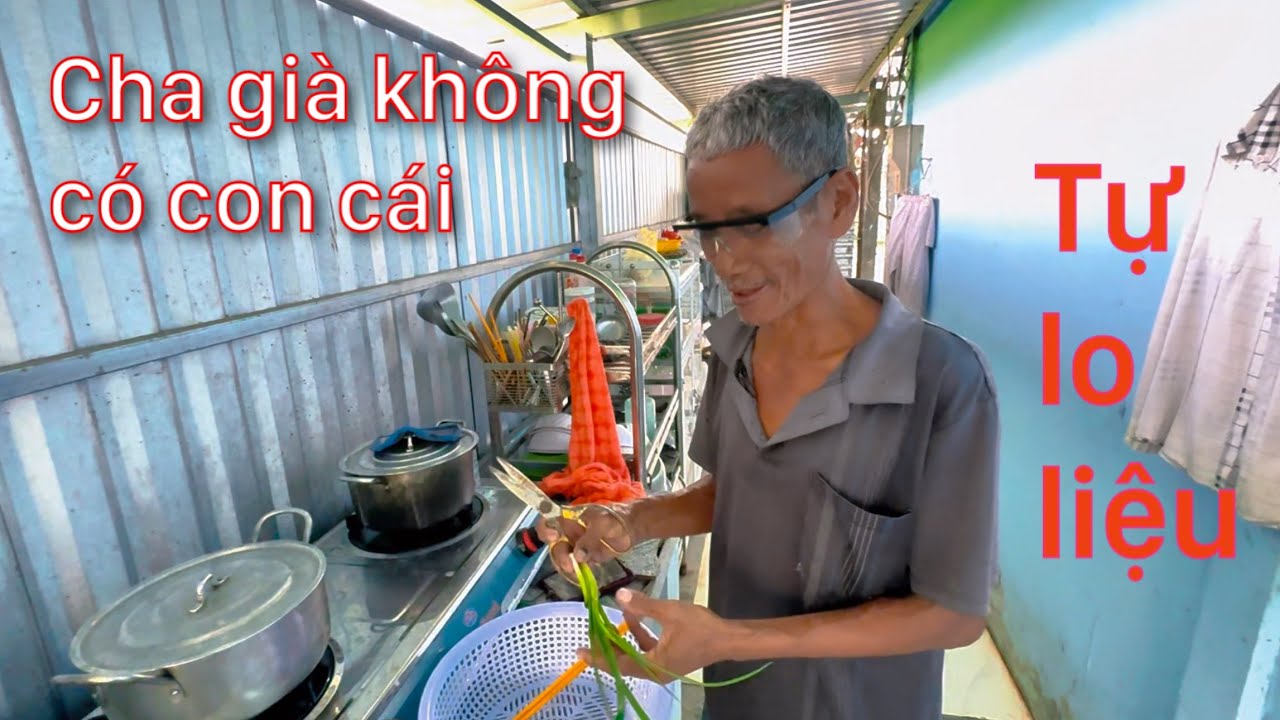 Vợ chồng Xuân Thảo vắng nhà người cha già mắt mờ tự lo liệu bản thân 