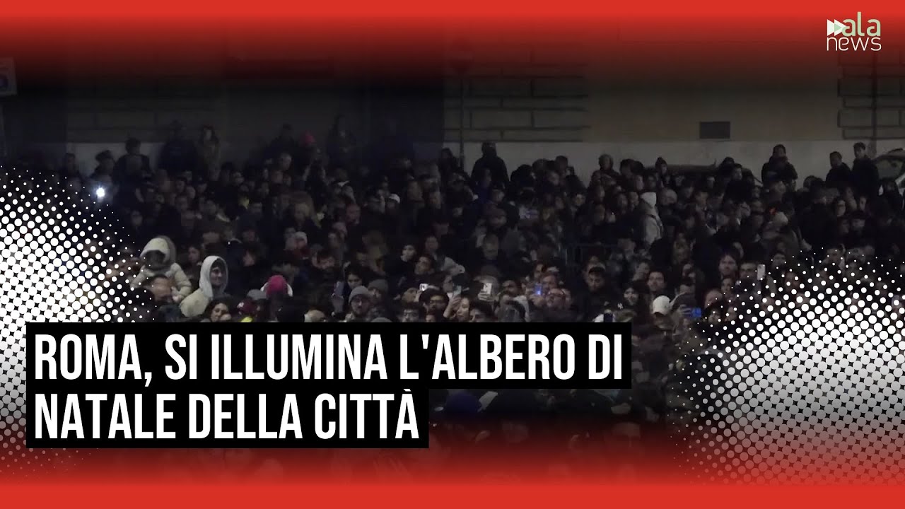 Roma, si illumina l'albero di Natale a Piazza del Popolo