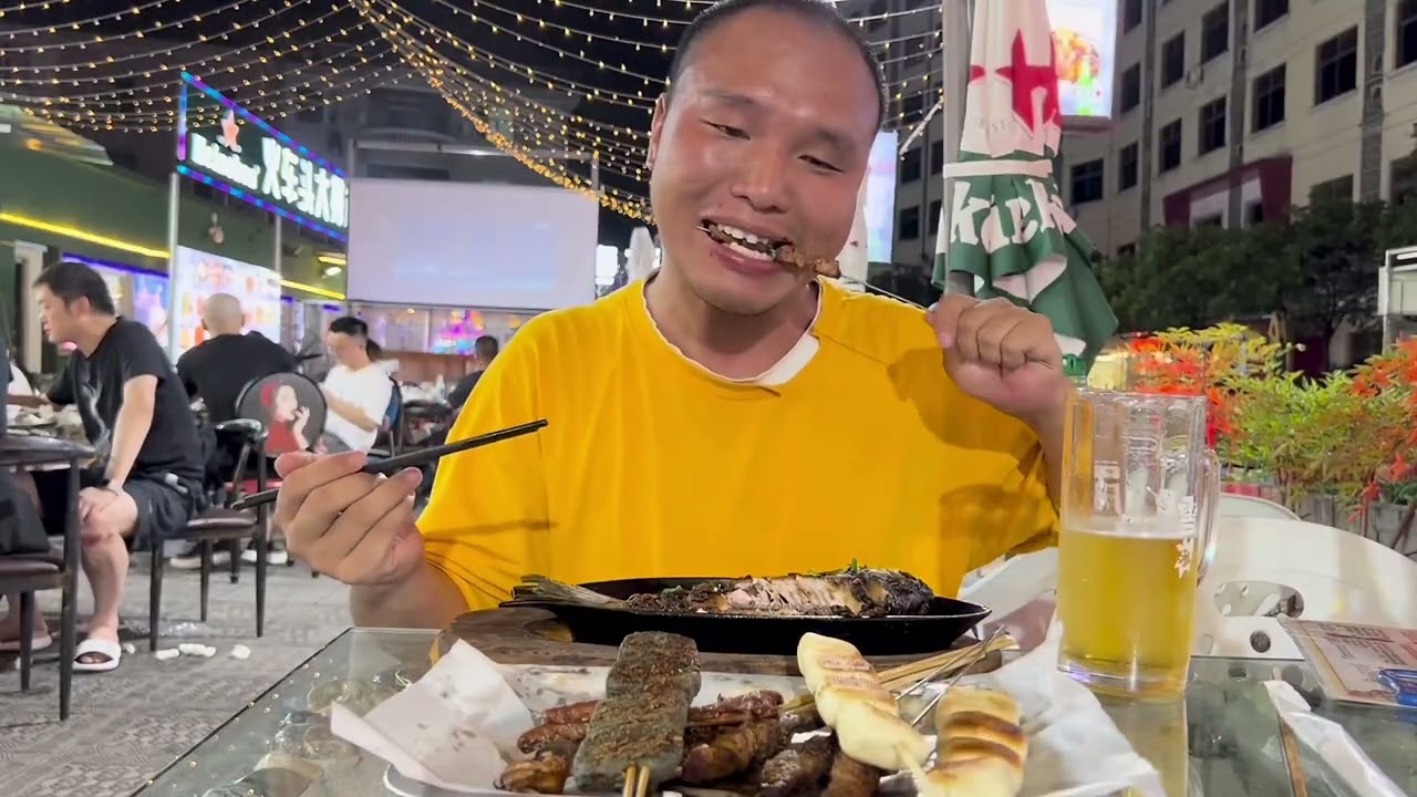 一时撸串一时爽 时时撸串时时爽 这个夏天赶紧来和我一起撸串吧…