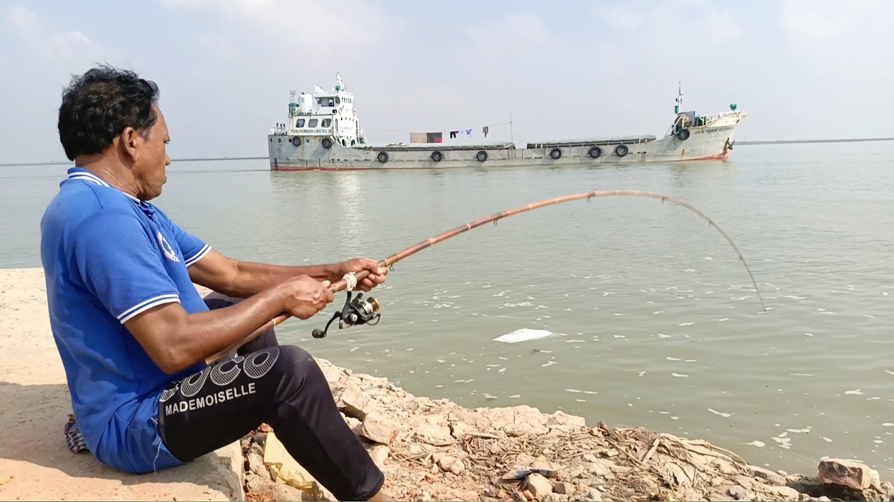 Hunter Idris Bhai hoping to catch Boal fish in Ghorautra river || Abdullah Fishing BD