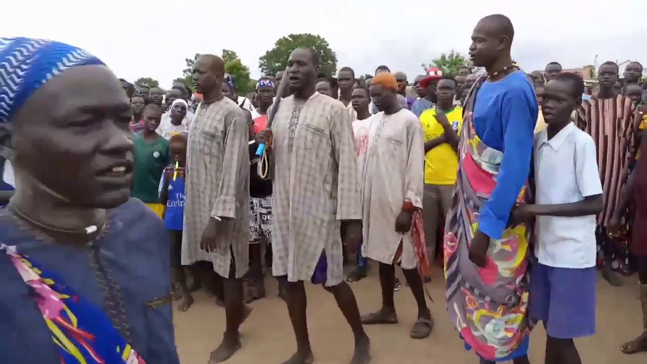 Rothii ke Adool dancing before the wrestling of Gongic Achiek and Deng Moradong in 2019.