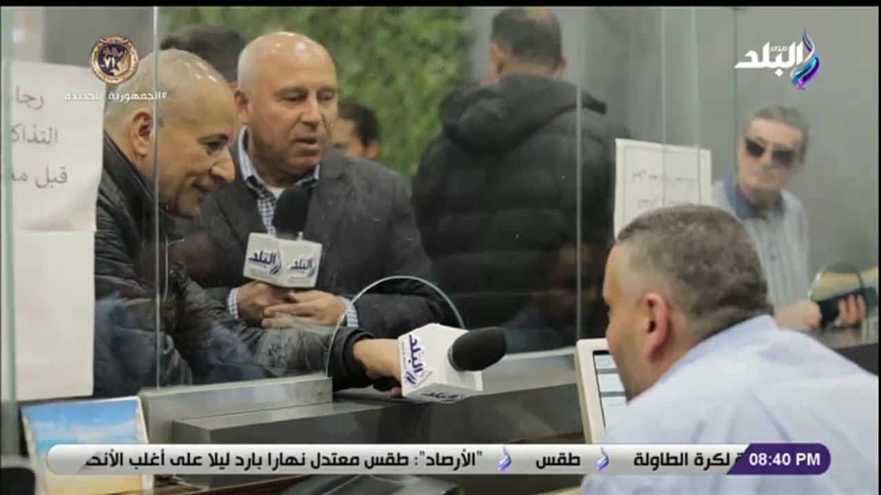 الفريق كامل الوزير يداعب موظف شباك التذاكر بمحطة مصر.. « الإيراد من غير الإيراد مش هتقبضوا مرتبكوا »