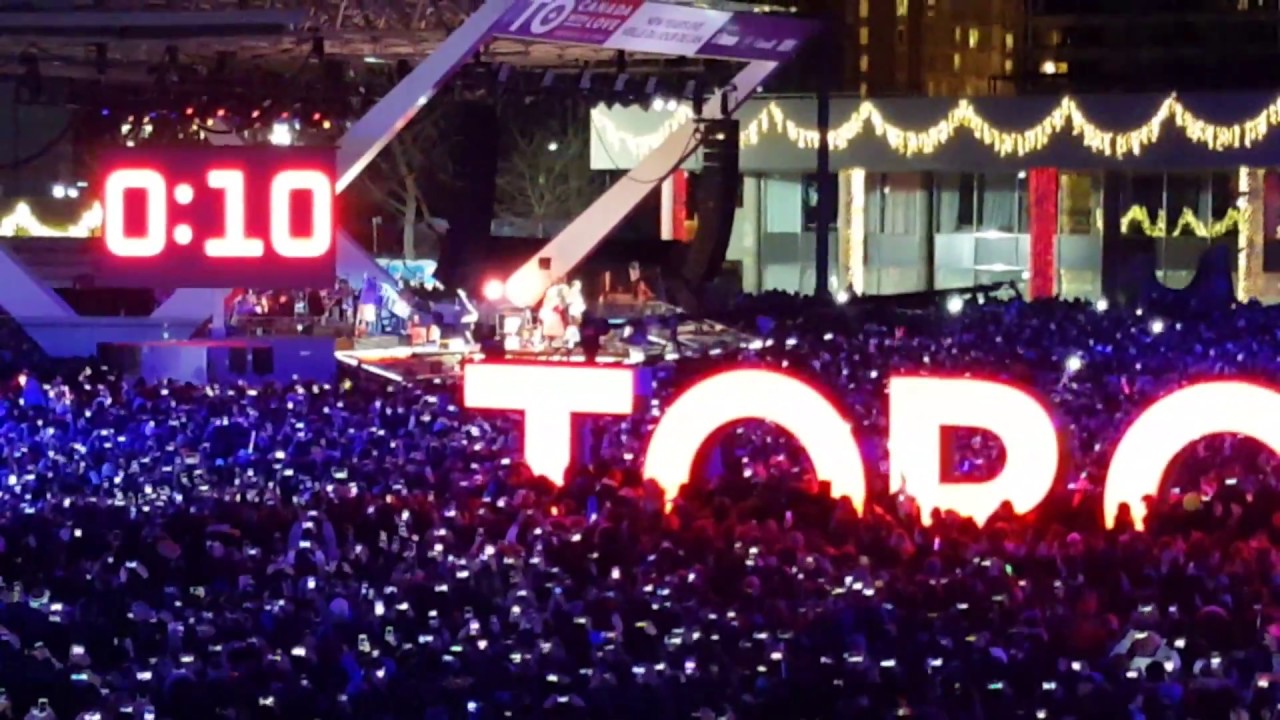 Toronto New Year Fireworks 2017  (Nathan Phillips Square)