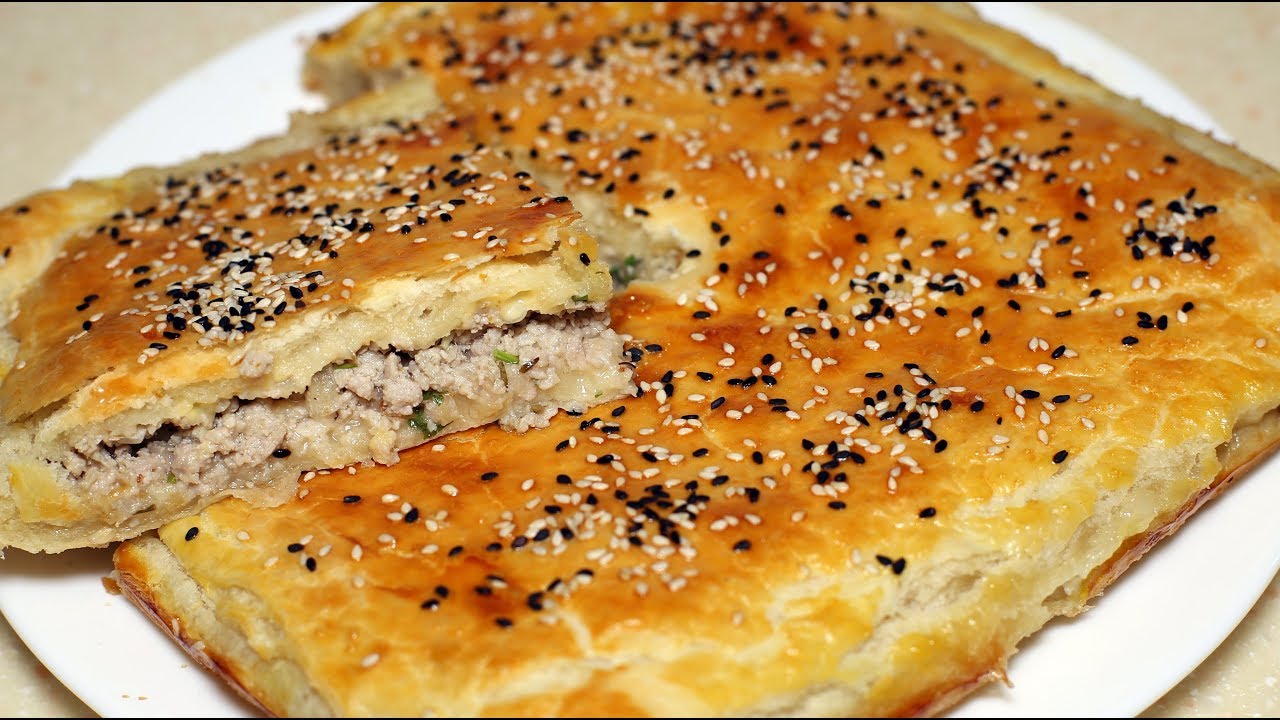 Слоеный мясной пирог. Пирог с мясом и сыром из слоеного дрожжевого теста.