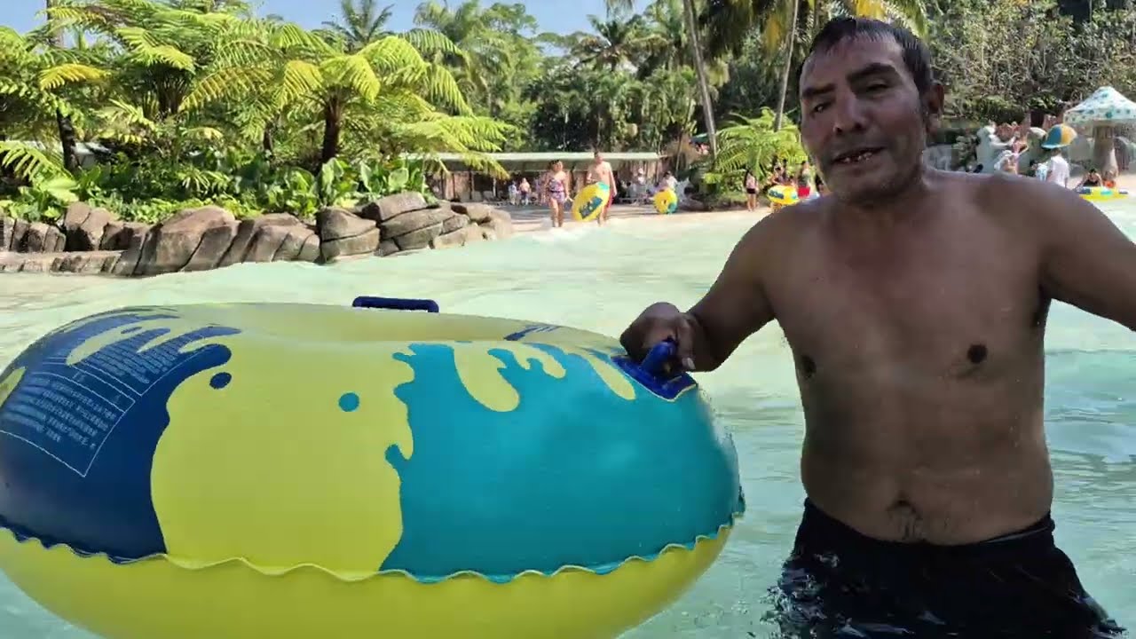 EVA cuida al Nene VITAMINAS para que se diviérta en la piscina 