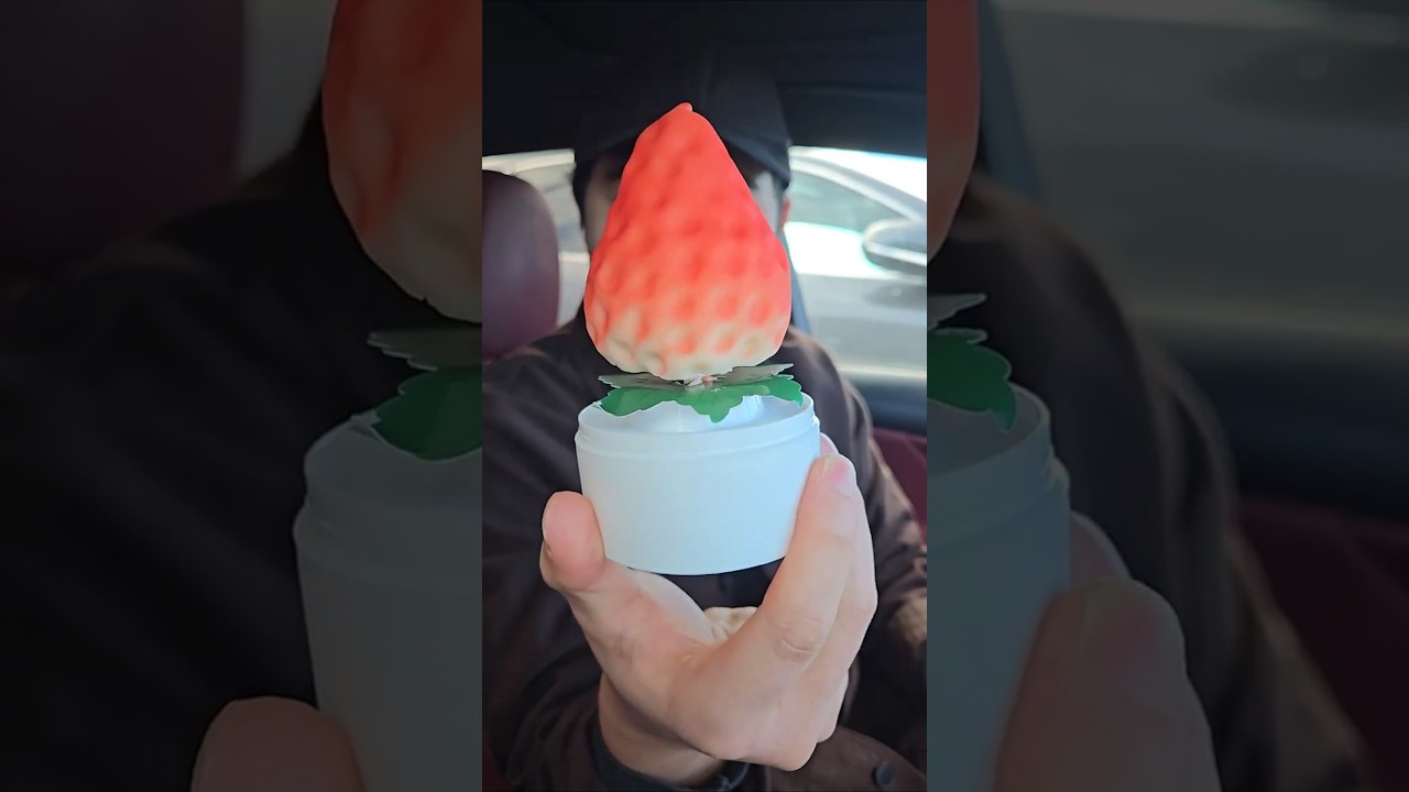 Пробую виноградное и клубничное мороженое.