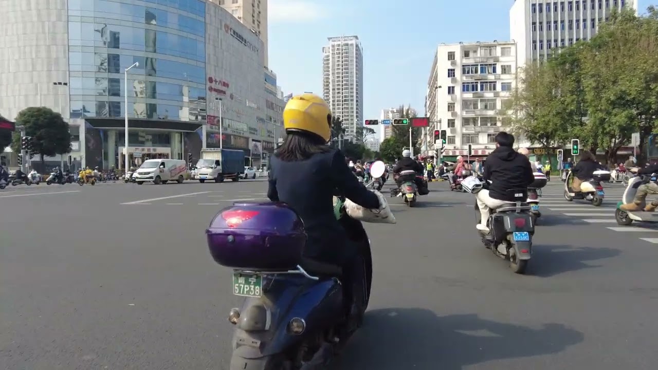 （第十一天2/2）车没电了换一辆 把海参和衣服发回家 去青秀山真大 南宁也很繁华 晚上吃野菜火锅 极限还车 坐地铁回来 买面包（20260311）