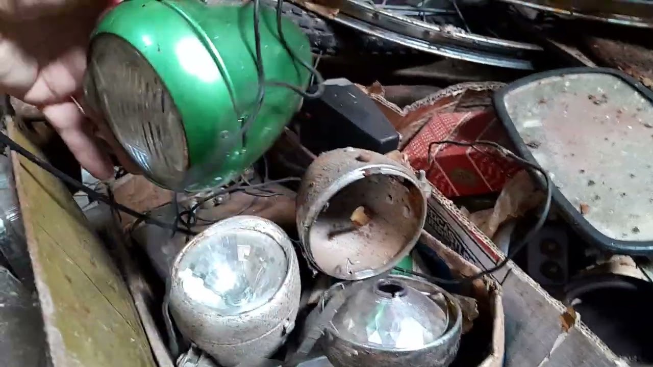 Exploring An Old Garage 