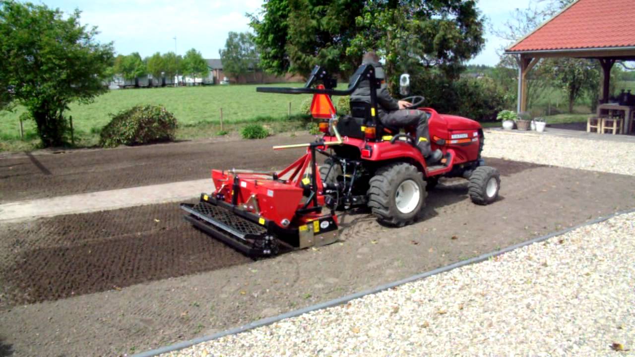 Hovenier Harry de Winkel minitrekker gras inzaaien hovenier Apeldoorn