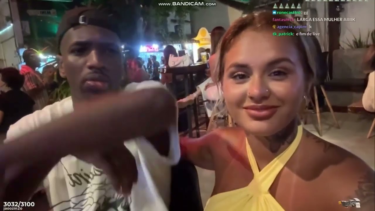 fontinele com a amiga e amigos comendo