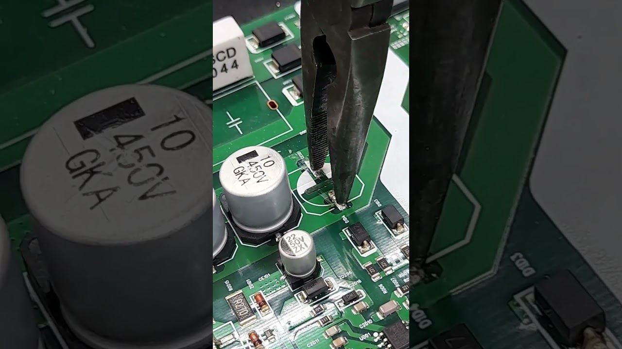 forma incorrecta y correcta de descargar un capacitor