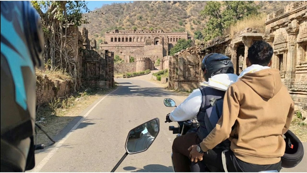 4 IDIOTS, 2 BIKES, AND THE ROAD TO BHANGARH FORT! (The Funniest Vlog You’ll See)