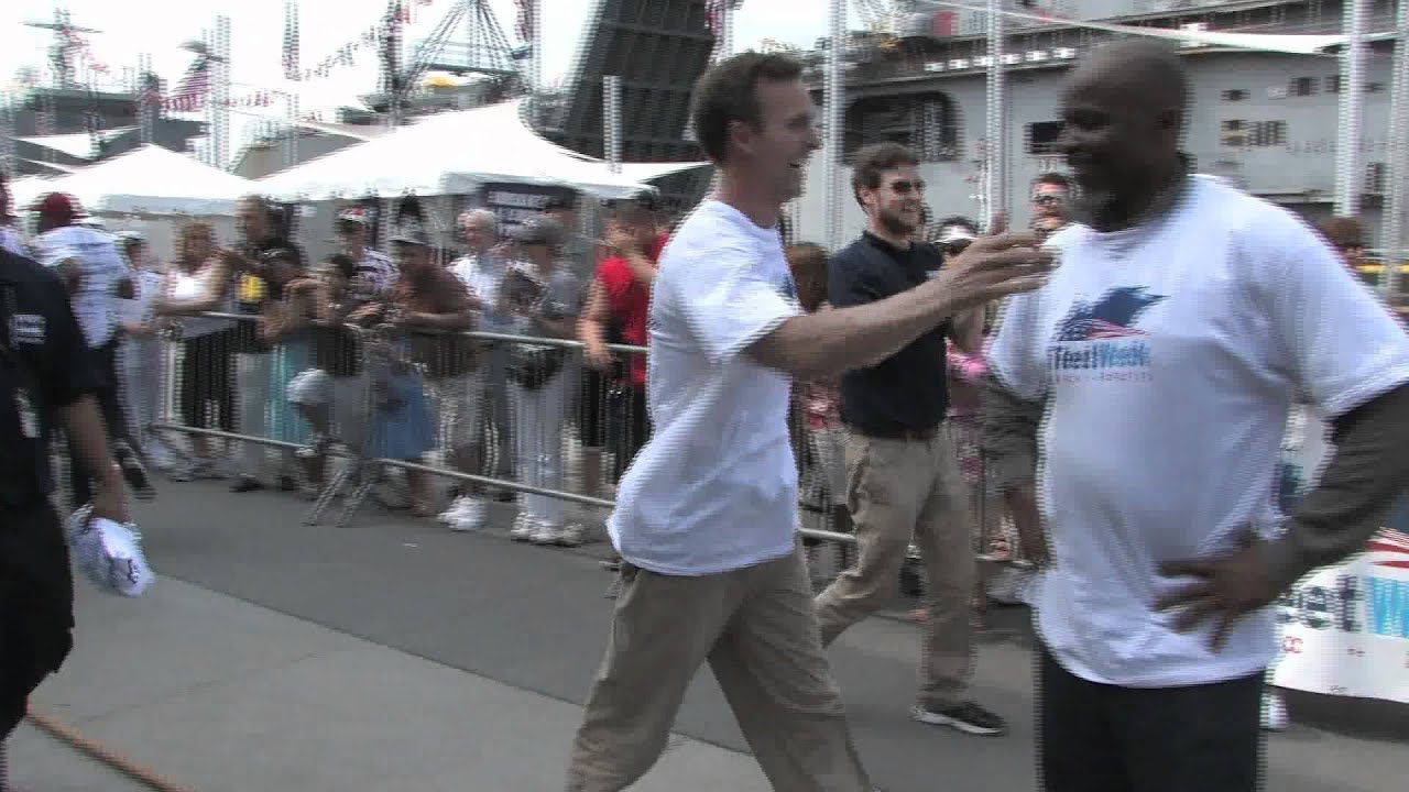 Old timers beat soldiers in Fleet Week tug of war