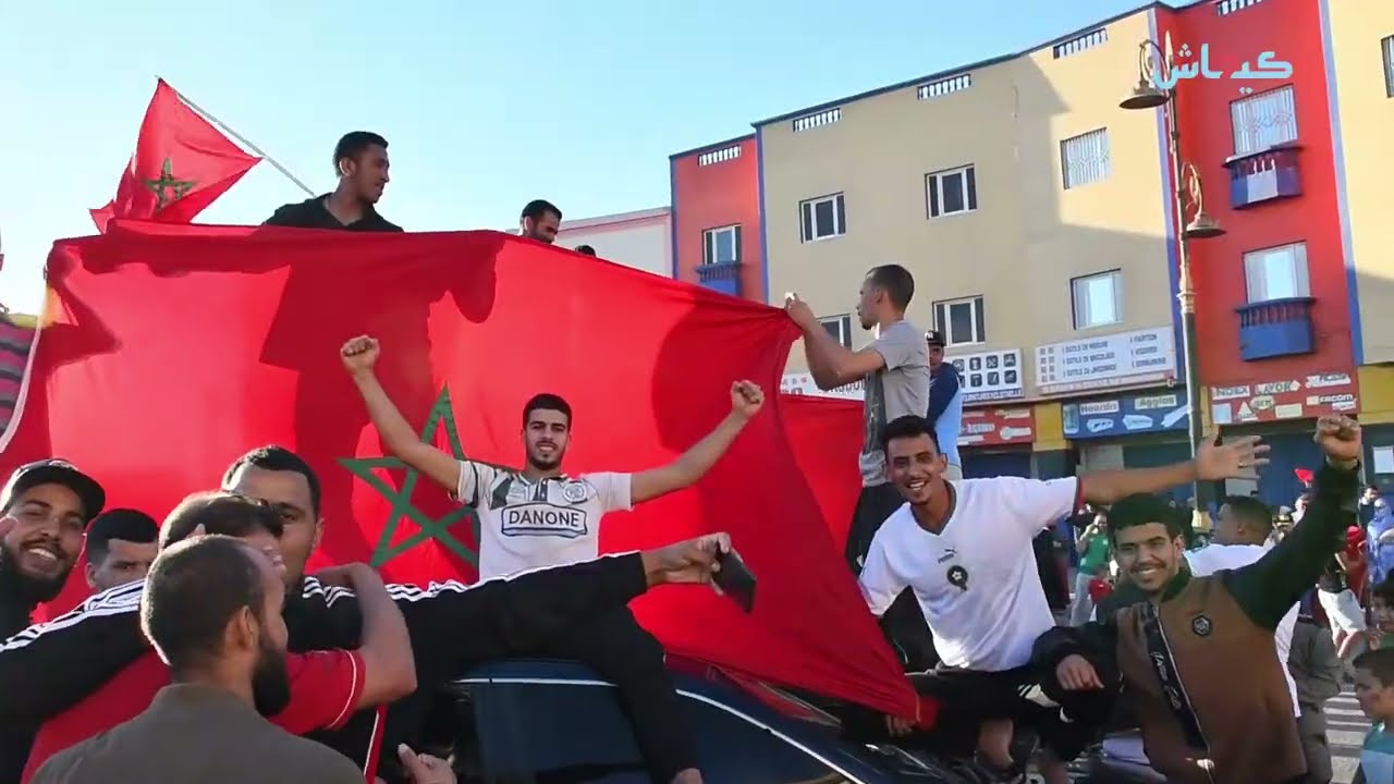 مغاربة في الداخلة فرحانين بالتأهل: ما بقات كتخلعنا حتى فرقة… وإن شاء الله الكاس غيجي للمغرب