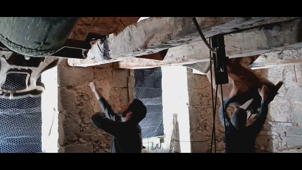 Volteo de campanas en la iglesia de Santágueda, Burgos.