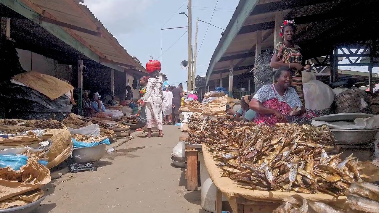 WALK IN FOOD MARKET IN GHANA ACCRA, AFRICA