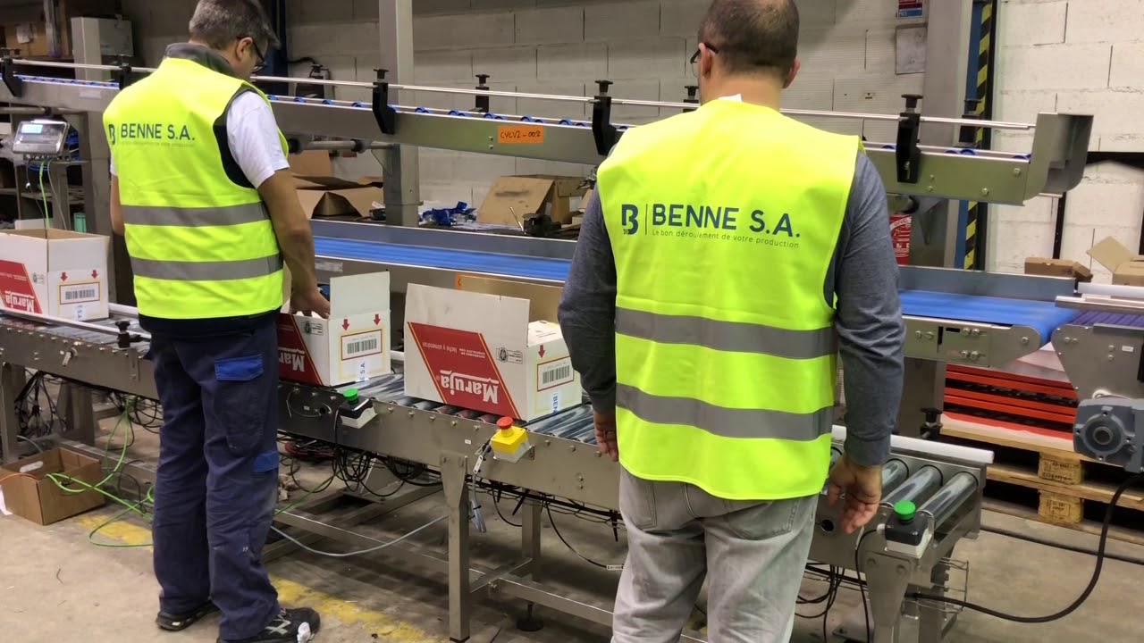 Robot de palettisation / palletizing system with conveyors / Palettieranlage mit Förderern