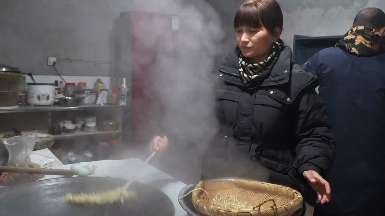 生活普普通通，但也要乐在其中，阿英和几个女儿做饭的快乐时光 #农村生活#农村最朴素的生活 #家乡大锅煮出人间美味 #回老家才有的人间美味