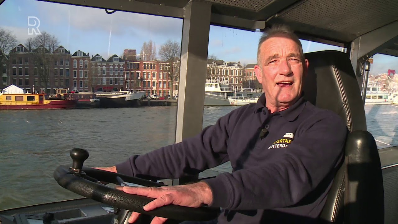 Heldhaftige schipper watertaxi redt man uit het water