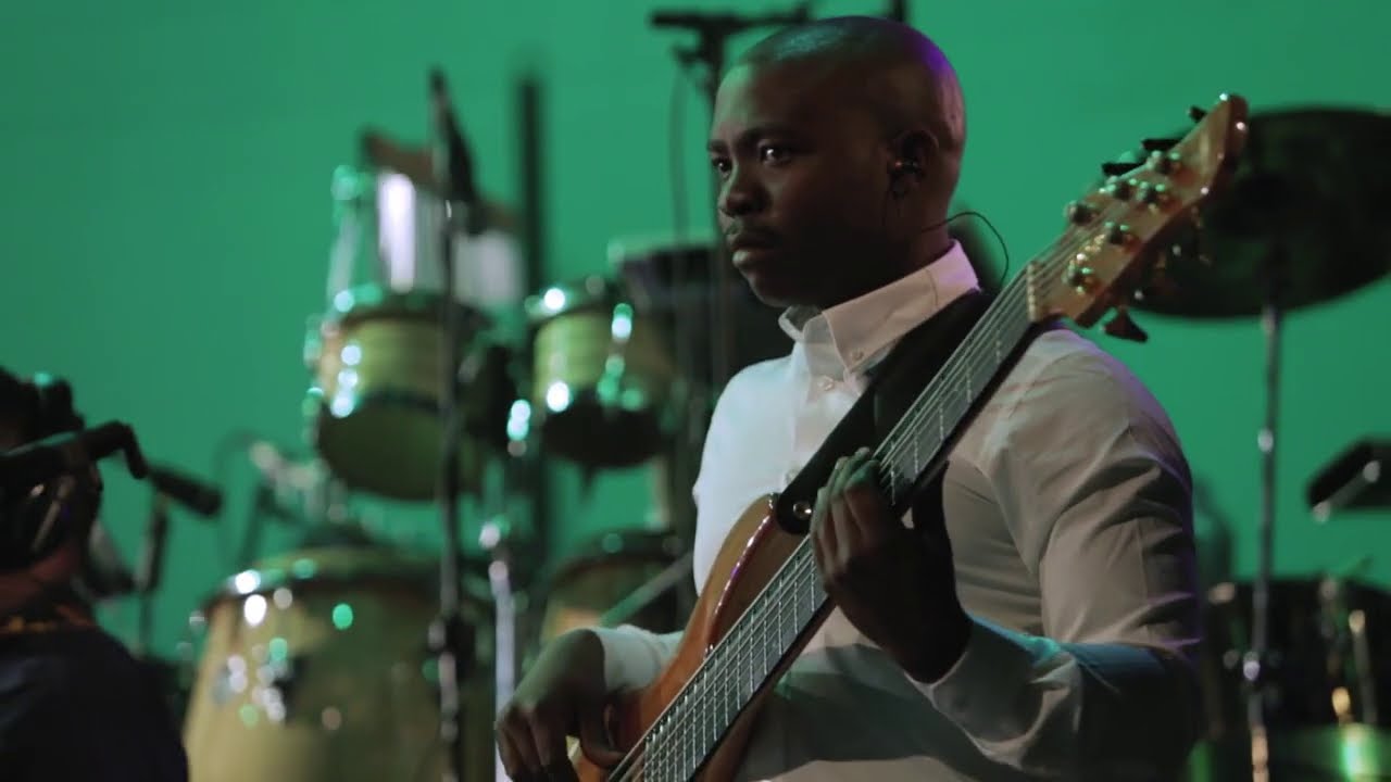SIKHONZ' UJEHOVA Ft. Qhubekani QBass (Official Live Video)