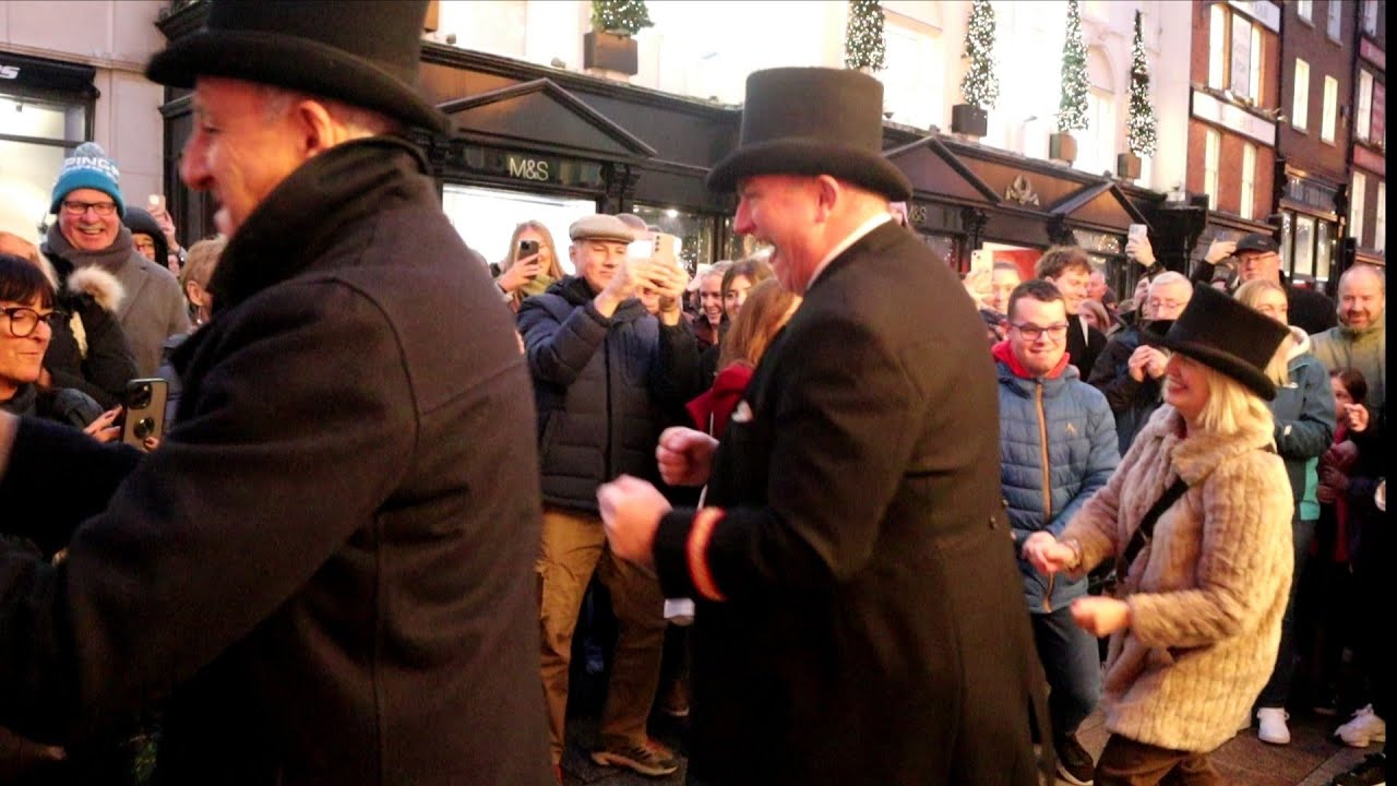 Браун Томас Швейцар (Шон Боланд) останавливает Графтон-стрит рождественскими хитами