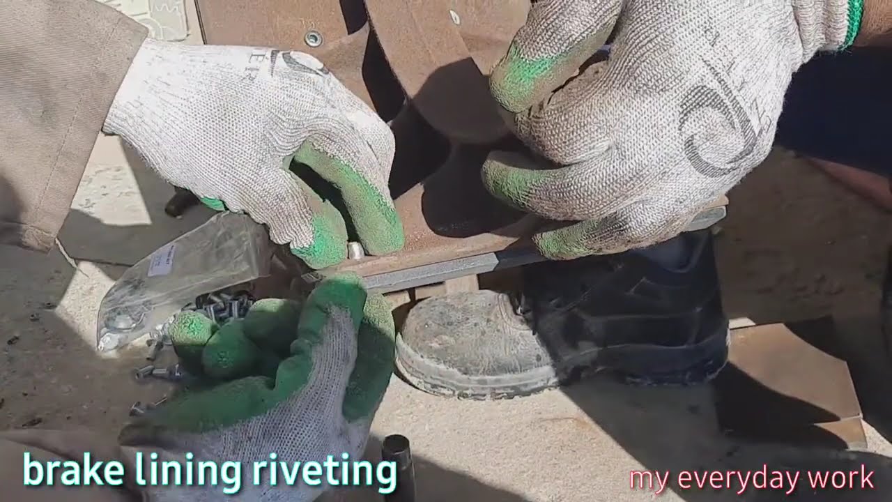 Riveting brake lining manually