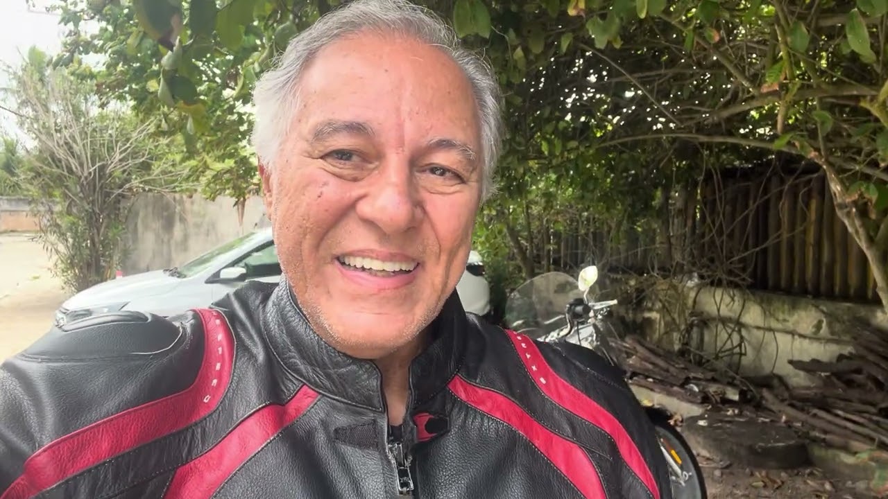 Idoso motociclista curtindo a vida.
