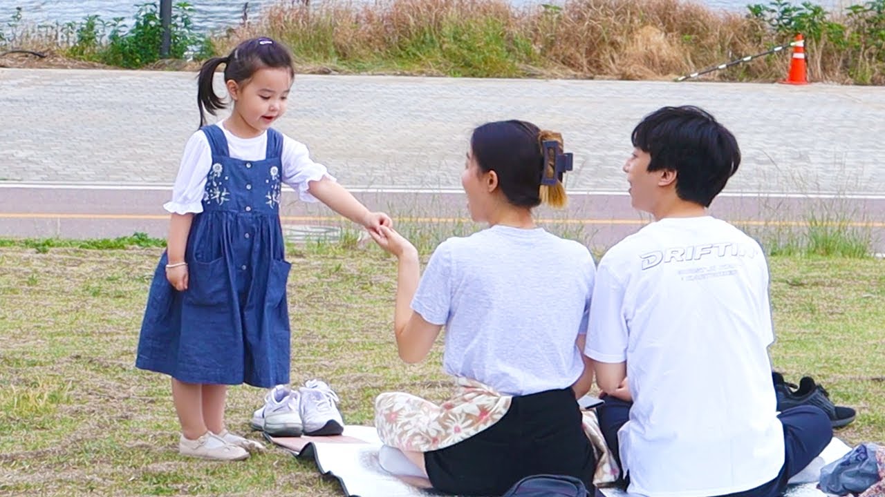 ENG) 아이가 귀여운 방법으로 사탕을 건네준다면? What if a little girl gives you candy in a cute way? 사회실험