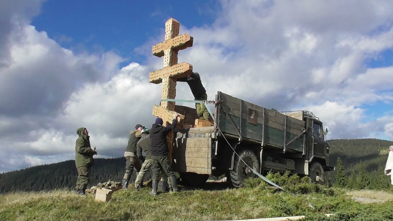 Installation of the cross on Mount Poharskyi.