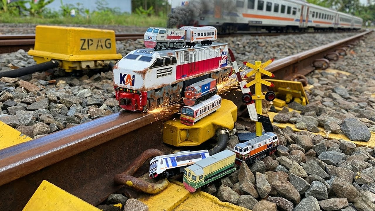 Mencari dan Merakit Mainan Kereta Api CC201,CC203,KA Bandara Di Rel Jalur Kuning Stasiun Banjar