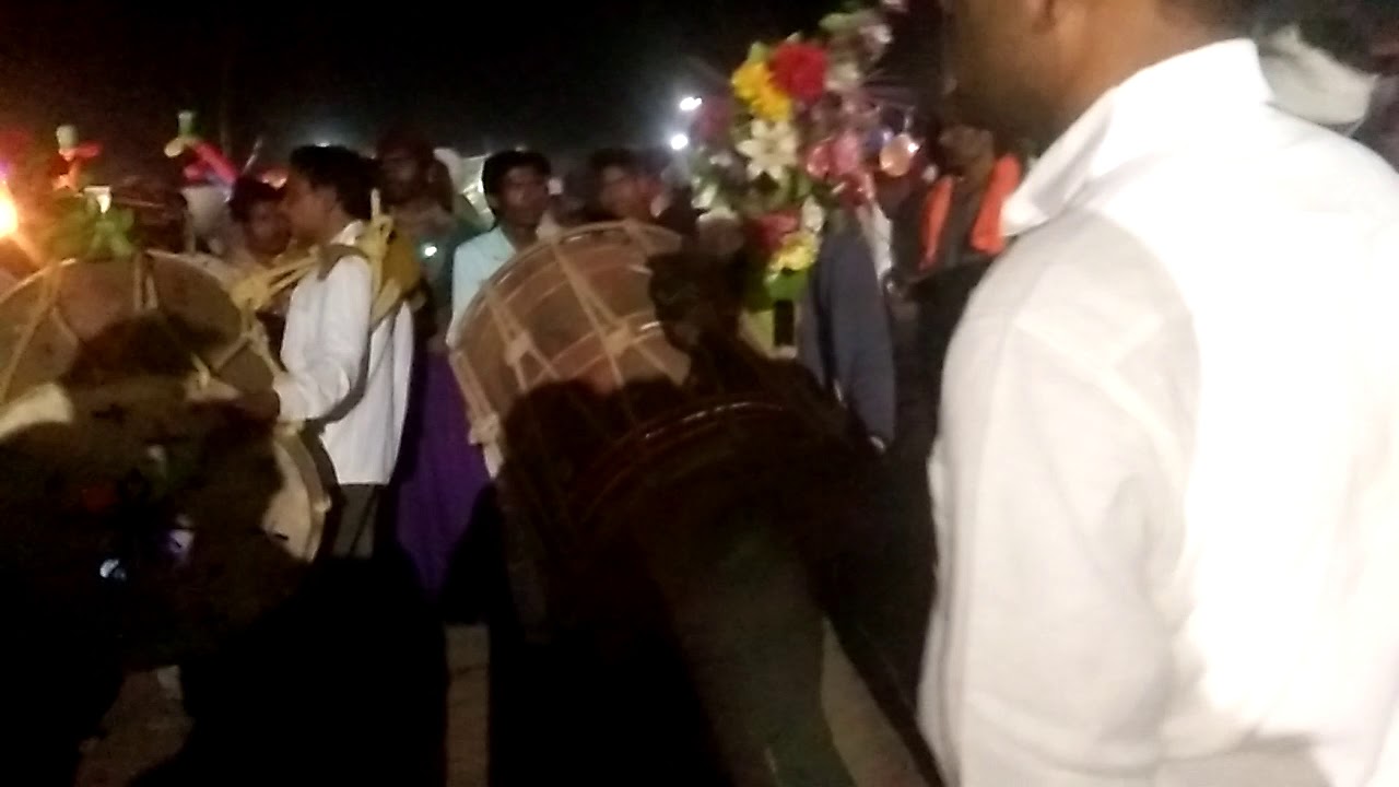 आदिवासी समाजाची धनाजे, धडगाव होळी उत्सवात ढोल वाजताना