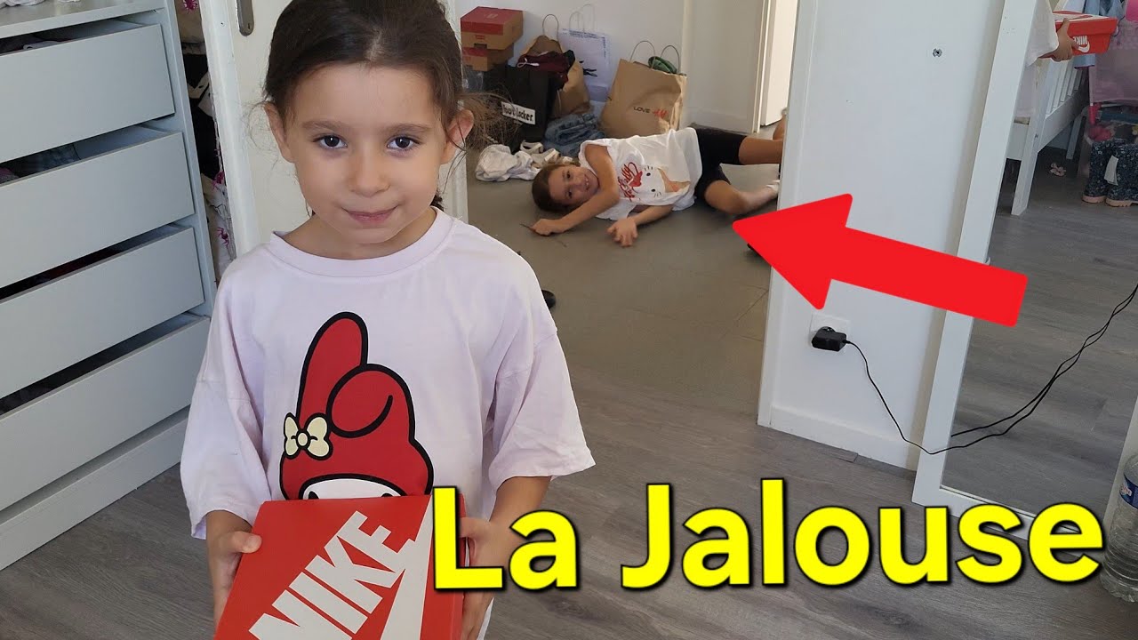 Mouna est Jalouse de Aya car Elle a plus de chaussure pour la rentrée !!! 