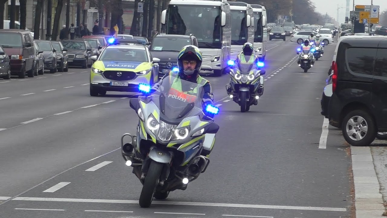 Polizei eskortiert VIP Konvoi mit Blaulicht durch Berlin