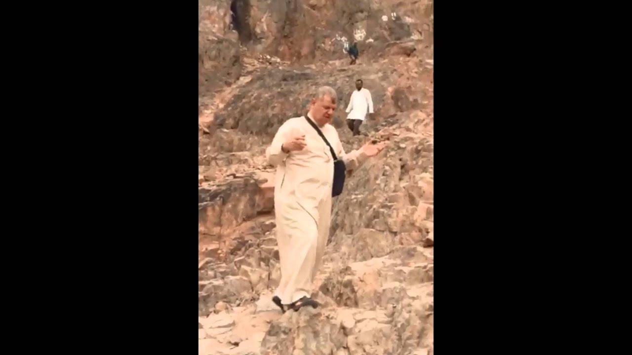 من جبل أحد بالمدينة المنورة شرح لمكان شق المهراس للشيخ أسامةموسى عبدالله الأزهري