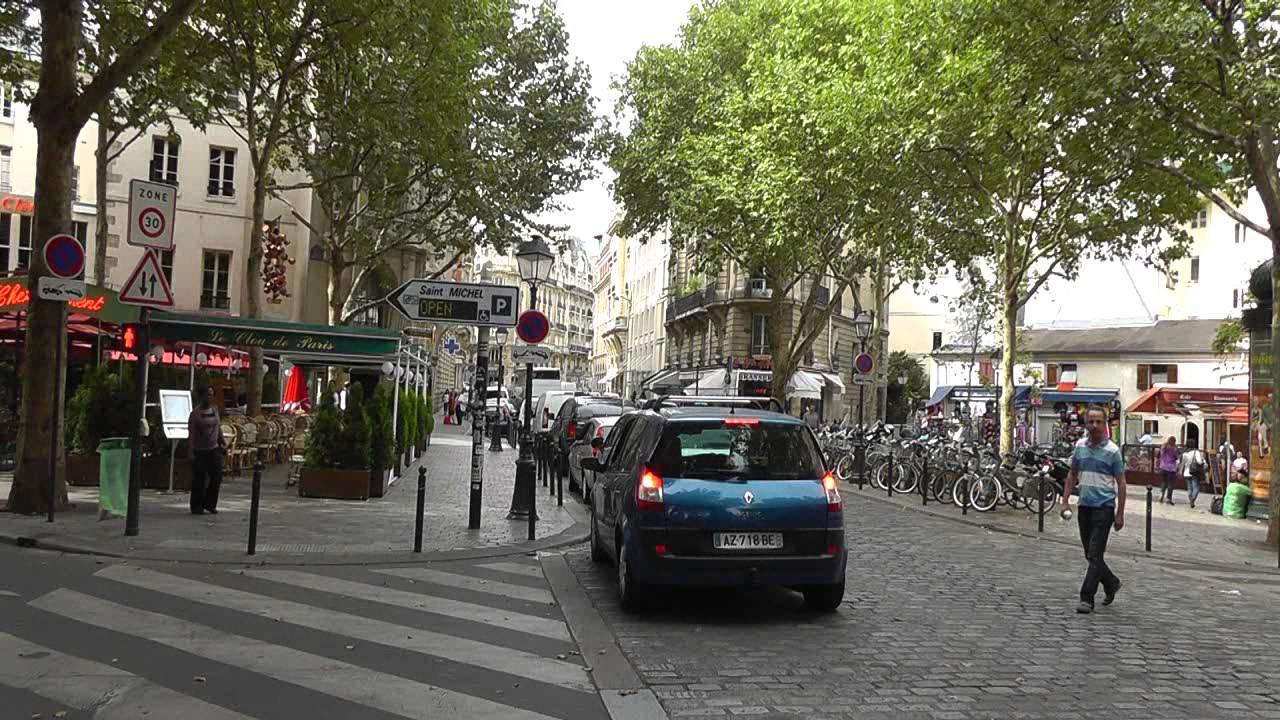 Paris: Boulevard Saint-Michel - Bücher, Wasser, riesige Blasen, Leben, books, water, giant bubbles