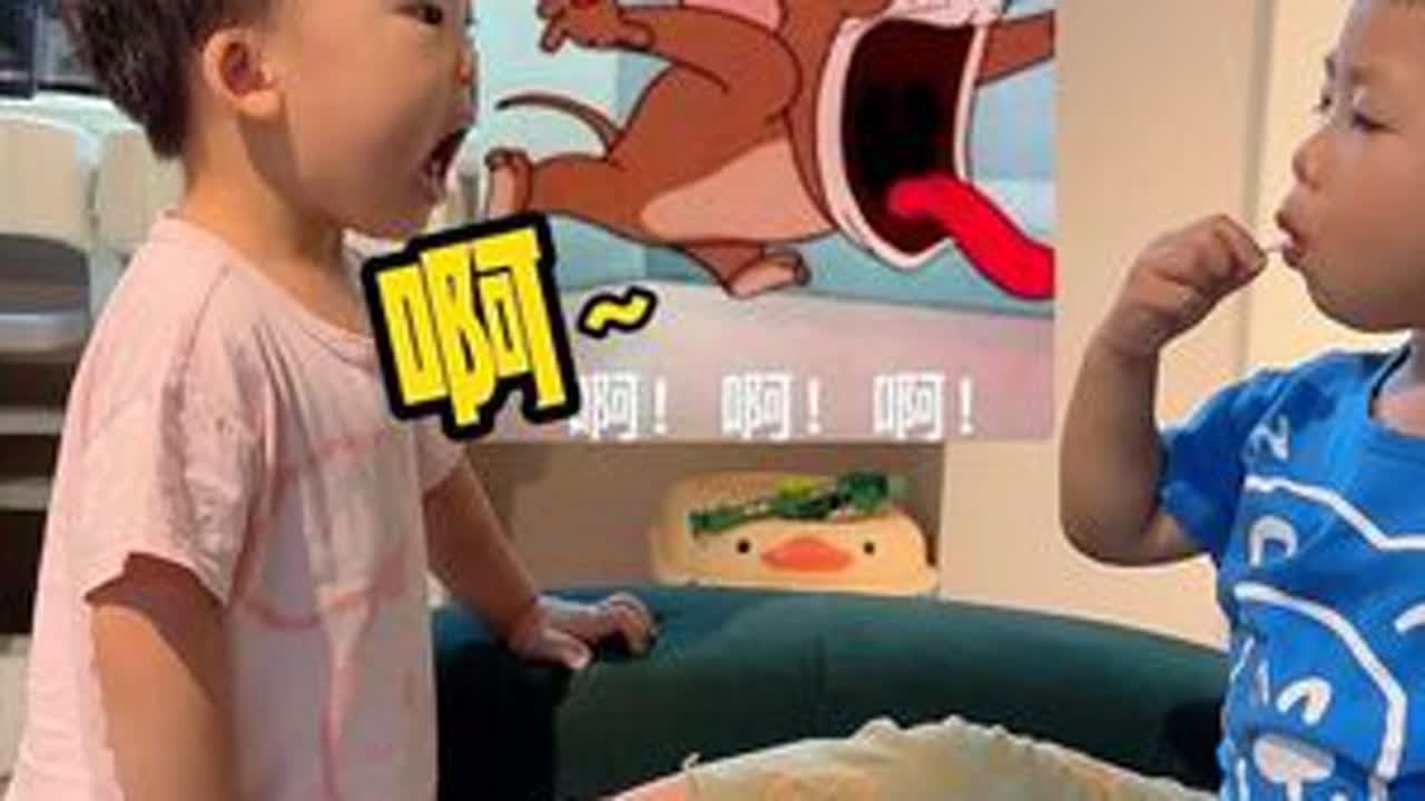 哈总：哥哥的棒棒糖真甜～ #双胞胎的日常生活 #双胞胎 #人类幼崽 #亲子日常 #带娃日常
