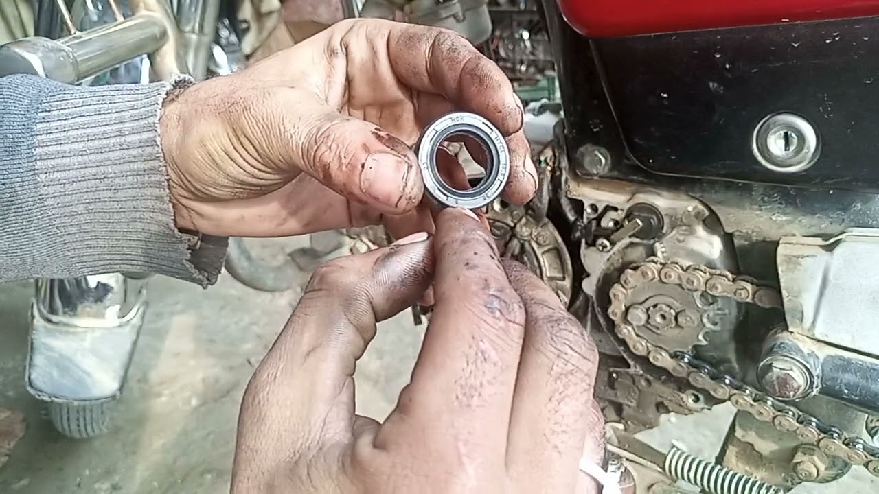 How To Fix Engine Oil Leakage In 70 CC Motorcycle,