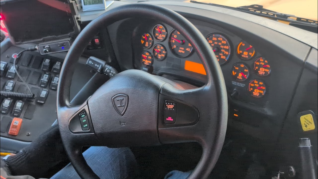 Школьные автобусы гололедным утром (автобусы № 348 и 94 опаздывают из-за льда).