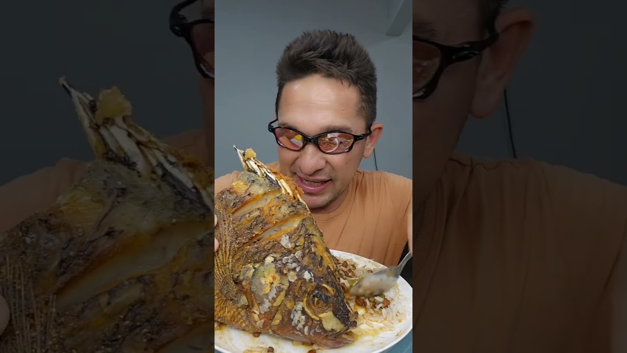 Peixe frito com arroz e feijão e quiabo e maxixi 