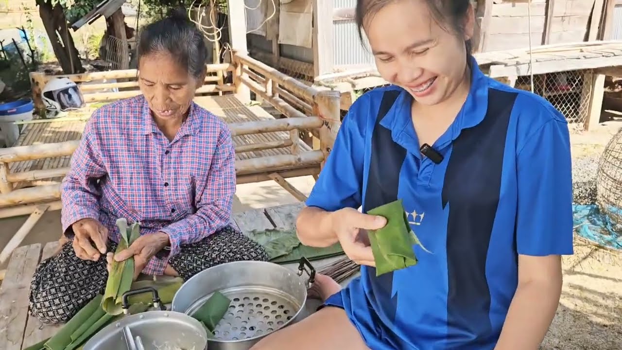 สาวลาวตัดกล้วยไปห่อข้าวต้มกับแม่ย่าฝั่งไทย