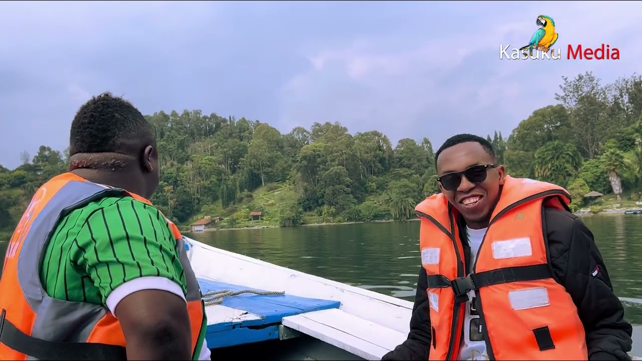 Patrick n'ubwambere ageze mu bwato ashatse kuvuga utugambo twinshi anywa nkeri.