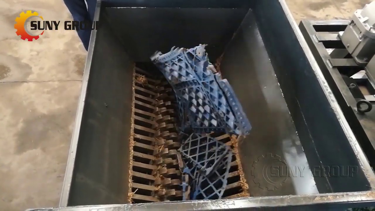 Plastic Recycle Plant: Double-shaft Shredder crushing Plastic tray