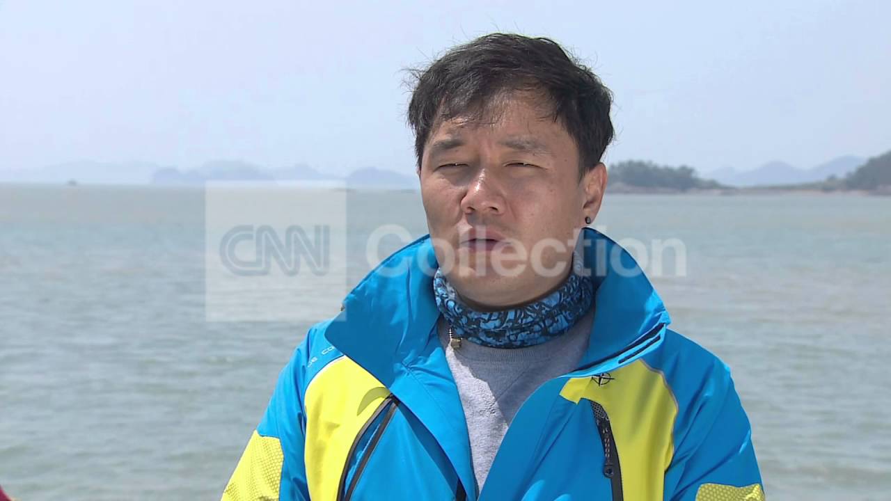 SOUTH KOREA: FERRY - DIVER SAYS HIS "HEART ACHES"